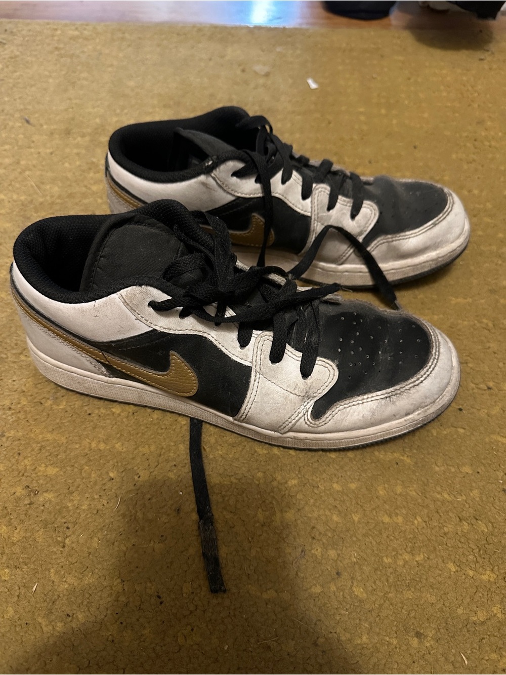 Jordan Kids Low-Top Sneakers in Black White and Gold